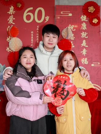 全家福,全家在一起才幸福。#万年约拍 #上门全家福拍摄 #全家福摄影 #家人团聚 #拍摄过程记录 @抖音小助手 @DOU+小助手 @DOU+上热门