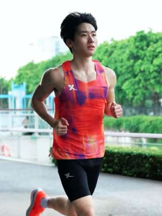 #上热门 国人竞速 破风3.0丨特步马拉松跑步服背心速干透气紧身短裤流光风 #特步跑步速干背心 #跑步背心 #好物推荐 @DOU+小助手 @DOU+上热门