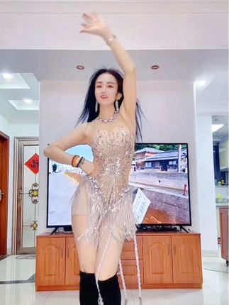 2025不负时光🌹 生活最美的样子,大概就是脸上有微笑,心中有阳光,眼里有风景,愿你抬头所见都是温柔,活成自己想要的样子#爱舞蹈爱生活的人最可爱 #生活百般滋味你要笑着面对