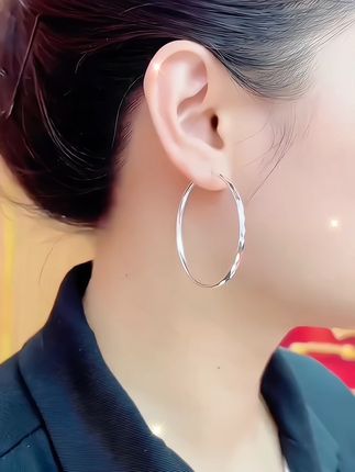 耳饰赛道文案素材 - 小众菱形面大耳圈,金属镜面流光,修饰脸型巨显气质,简约耐看,日常出街氛围感满分#耳圈穿搭#百搭耳圈 #简约耳圈 #耳饰搭配 #美出高级感 @抖加🔥上热门🔥dou+🔥热点宝 - 美琳好物分享作品
