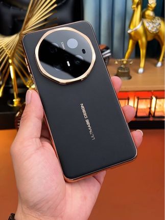 适用于#华为mate70pro 镜头支架手机壳,背板皮质材质,镜头全包保护,高级感鎏光边框#华为mate70 #华为mate60pro #华为手机壳 #支架手机壳