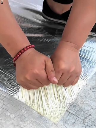 丁基防水胶带 家里漏雨不用慌,丁基防水胶带自己装!撕膜即贴,女生也能轻松操作,卫生间、阳台、窗台的缝隙全搞定,还能直接覆盖旧防水层,不用砸墙撬砖。无毒无味还耐老化,贴完当天就能用,给家添层“隐形防护盾”,再也不怕梅雨季渗水发霉。#防水补漏 #屋顶防水 #丁基防水胶带