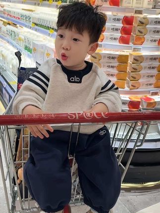 给儿子穿一套干净利索的加绒休闲卫衣套装,帅气翻倍#高品质童装 #抖in潮童新势力 #男宝穿搭