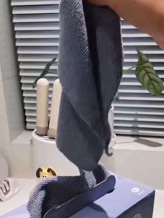 我要是早知道有这种抽取式的抹布,谁还买这种又脏又不好洗的?它这个就跟抽纸一样,用一张抽一张就很方便,而且还是这种细纤维的材质,不仅吸水性好,还不沾油,擦完之后还不会留水印。像平时擦擦桌面、灶台就很方便,脏了也很好洗,洗完跟新的一样,可以反复使用。#强烈推荐 #每日分享 #好物推荐🔥 #好物种草#回购率超高