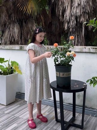 你曾说自由比天大 如今也心甘情愿做了妈妈 生孩子为什么不是丰功伟绩呢 那是你闯了生死观得来的孩子啊 为自己骄傲吧 你看 你把这个小小的人儿带的多好啊#我的女孩👧🏻 #夏天该有的样子 #出游穿搭 #小清新穿搭 #当妈妈后
