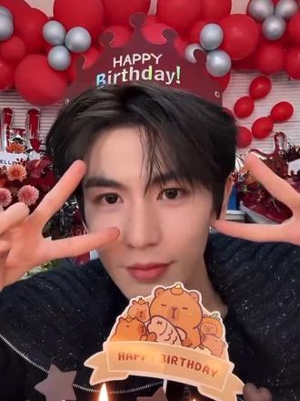 长达8分钟的生日全程✨
期待明天的舞台~
#张凌赫 #张凌赫生日快乐 #张凌赫生日直播
