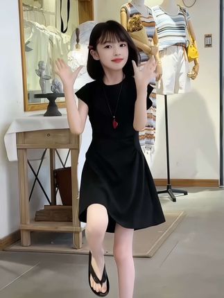 木木屋法式高级感收腰显瘦连衣裙女童夏季新款甜美风圆领a字裙#我要上热门 #夏季穿搭 #显高显瘦 #夏款搭配 #气质时尚长裙 @DOU+上热门 @巨量千川 @巨量千川