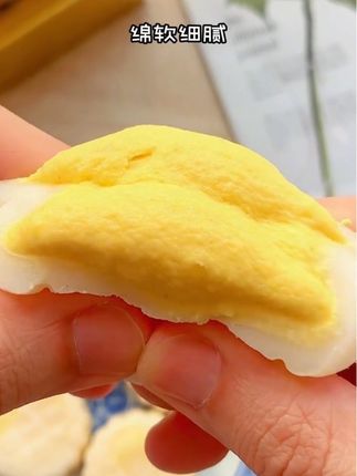 #上热门 谁懂啊!糯叽叽的榴莲冰皮月饼,这一口爆浆馅料饱满,榴莲控的姐妹们冲~#榴莲冰皮月饼 #榴莲 #榴莲爱好者 #好吃到停不下来