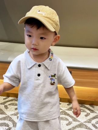 你认为陪孩子重要还是赚钱重要?,一条高赞回答:,0-3岁他认人,你不在亲就淡了;,3-12岁他学规矩,你缺席分寸就乱了;,13-18 岁他立三观,你缺位方向就偏了。,人们总说"先赚钱,再陪他",可父母这份职业有效期只有18年,#宝妈带娃 #人类幼崽 #高品质童装 #男童穿搭 #上热门🔥