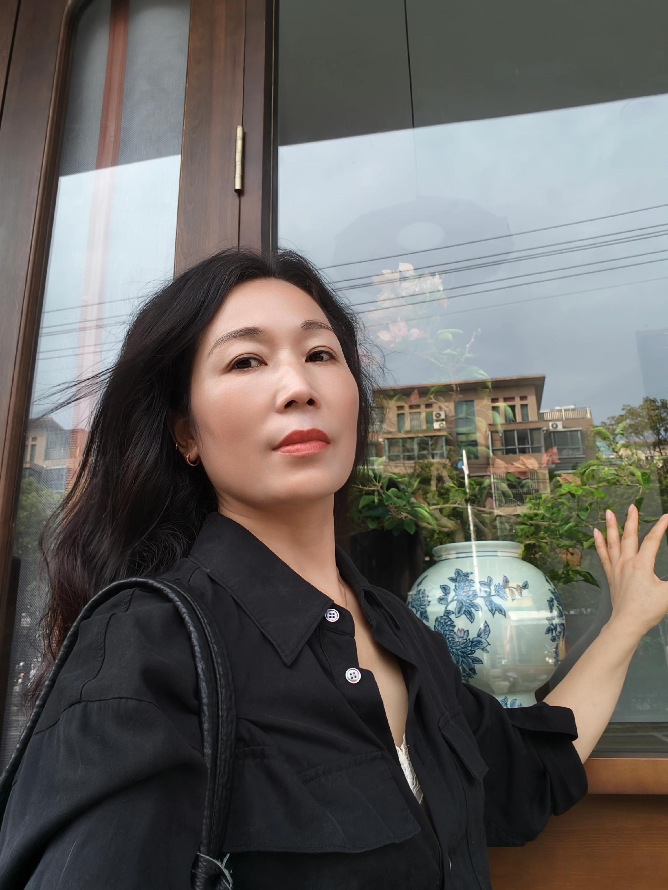 一晃又一秋,有人再见,有人再也不见。 这世间总是事事值得,也事事遗憾。一辈 子很短,短到来不及细算,蓦然回首,风景依然在,人已非少年!#生活日记 #感悟人生