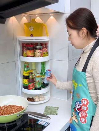 家里厨房的每个边边角角都要合适利用上,这个三角收纳柜就不错,充分利用厨房转角空间,家里无处安放的调料瓶罐都能整齐收纳,旋转的设计也不用担心厨房的油烟污渍,好用推荐#调料收纳柜#收纳整理