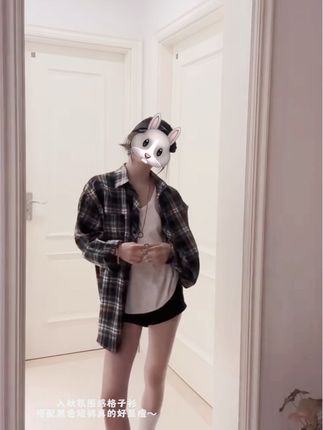 谁懂啊!真的好喜欢这种干干净净的穿搭了,这件复古格纹衬衫就是心头爱,不仅好看还很实用,出门逛街、喝下午茶都很合适,而且超级百搭,不管怎么穿都不会出错,随便一拍都是氛围感大片,简直是懒人的福音。🥰