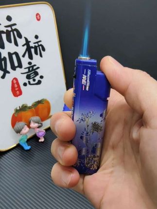 烟民们看过来,大气优雅时尚潮流的紫色蓝焰鸟语花香,防风打火机,独特的按手设计,凹凸的手感,纯铜的气化炉,英俊上档次,个性加宽加大的机身,可以充气的小实惠,售后无忧坏机包赔,价格低利润足!妥妥的合适入手!#好东西一起分享 #创意 #实惠 #好货 #安排 。