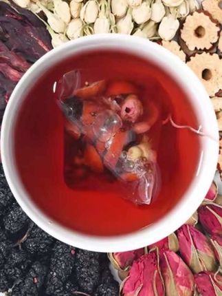 爱熬夜的宝子 推荐这个玫瑰桑葚洛神花茶,入口就是玫瑰的清香和苹果的酸甜,喝完嘴巴里都是香香的。#强烈推荐 #茶饮 #洛神花 #玫瑰桑葚洛神花