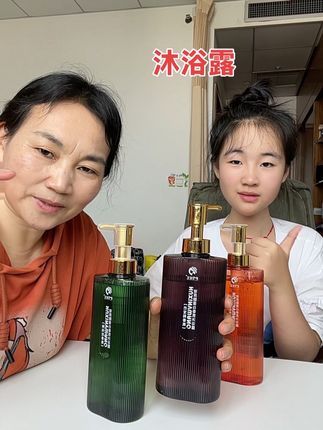 香水沐浴露真的特别好闻,泡沫丰富,洗着也很舒服,价格实惠,拍一发三下单有运费险。#沐浴露