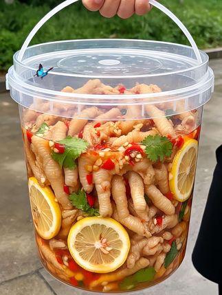只松鼠酸辣无骨鸡爪,这价到手一罐2斤装,好吃划算!,料超足每一个个头肥美肉厚Q弹有嚼劲,酸酸辣辣的超好吃!#三只松鼠#酸辣无骨鸡爪#好吃到停不下来#解馋@抖加🔥上热门🔥dou+🔥热点宝