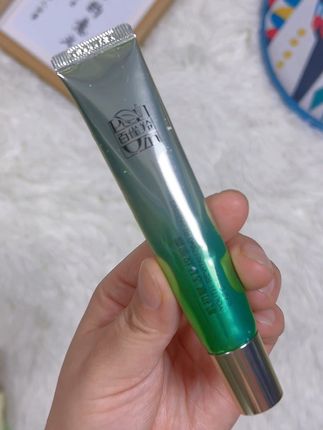 被25+姐妹追着问的抗初老秘籍,就是这款百雀羚肌初复活小绿瓶! 三重胜肽协同灵芝、当归等草本精粹,深层淡纹,强韧肌底,抗氧化一绝。轻盈质地,一抹化水,吸收快不黏腻 ,还带着淡淡草本香。 坚持使用,干纹、法令纹逐渐变淡,肌肤紧致又透亮 。25+轻熟肌、干皮敏肌闭眼入,性价比超高,轻松实现抗老自由! #国货之光 #好物分享 #护肤推荐 #肌初赋活系列 #好用不贵