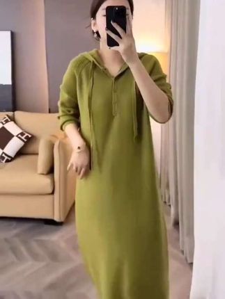 法式连帽针织连衣裙女秋冬新款小个子慵懒宽松休闲打底毛衣裙