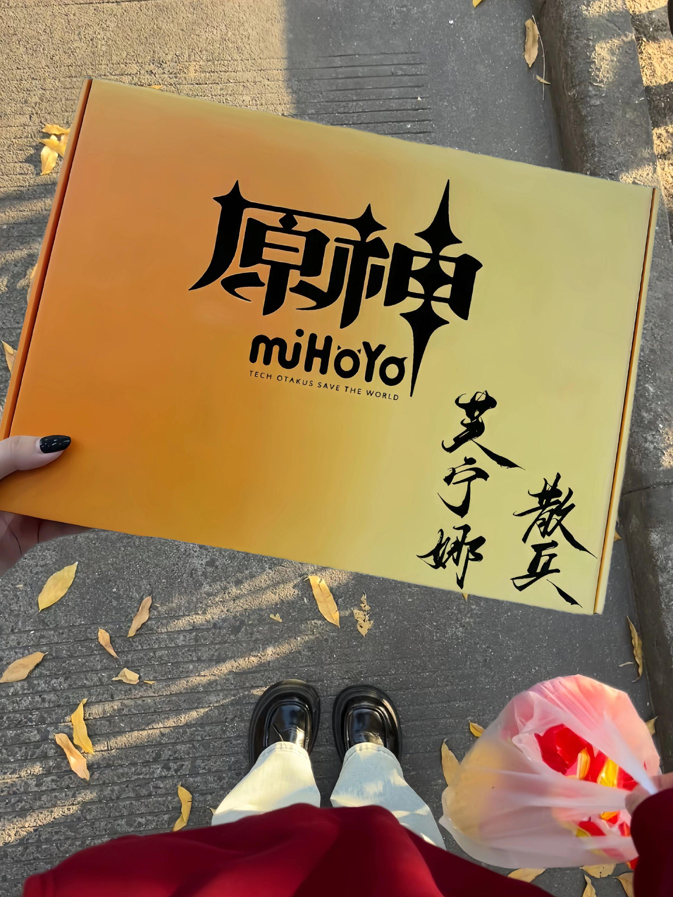 姐妹们,原神出新谷子啦!就是这个超美的沂水弦歌系列,看看这个超大的吧唧,真的绝美啊!让人爱不释手!喜欢原神的姐妹们赶紧冲呀,这个圣诞款的谷子真的超值!#原神 #谷子 #散兵 #芙宁娜 #二次元