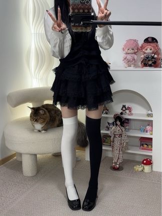 加强版厚白🆚厚黑,不透肉的压力袜真的动漫感满满! 高压款的升级版本,压力超足,做了延长甲或者想要压力大并且好穿的就推荐这款! 有压力的同时不会担心穿不上的问题,紧而不勒超显瘦! 丝袜材质但是有厚度不会很透肉哦,动漫感校供感超足! #加强版压力袜 #压力袜过膝袜 #厚白压力袜 #白丝压力袜 #黑色压力袜