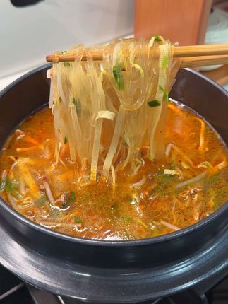牛肉粉丝汤 一人在家吃饭的时候,就特别适合来上这么一锅五分钟的牛肉粉丝汤,真的既简单又非常好吃#懒人美食 #在家做美食#美食vlog #牛肉粉丝汤 #兰州拉面汤料