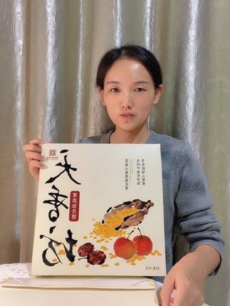 包装基础,里面不基础,月饼要显贵,基础款就不要再搭配基础款,今年想吃点不一样的月饼,那你一定要尝尝这个天香坊的粗粮月饼#月饼 #粗粮月饼 #天香坊月饼