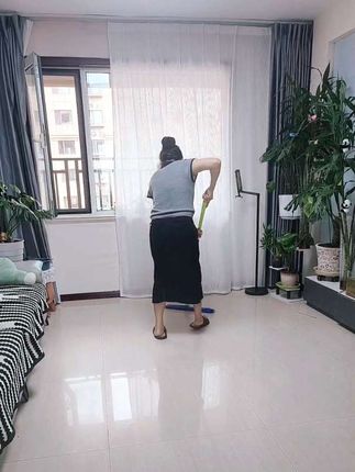再也不会乱跑的吸水毛巾,商家都给定位好了,吸水性特别好,擦的干净还没水印,关键踢脚线和夹缝都不用弯腰了,普通拖把是做不到的,用它也擦玻璃擦家具更干净