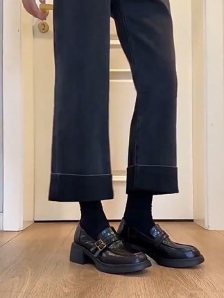 《秋日穿搭的“心机”单品——复古乐福鞋》 谁能拒绝一双既能踩出复古腔调,又能悄悄增高的乐福鞋呢? 黑色油蜡皮自带做旧质感,金属扣点缀瞬间提升精致度;厚底粗跟的设计,把舒适和气场平衡得刚刚好。无论是搭配学院风百褶裙,还是通勤风西装裤,它都能稳稳hold住,让你在秋日的每一次迈步,都像在走时尚秀场~#乐福鞋 #通勤穿搭 #高跟皮鞋 #脚宽脚胖都可以 #气质女神