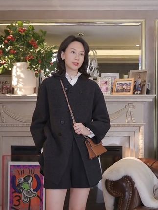#羊毛大衣 #优雅知性 #穿出高级感 #我是摩羯女装旗舰店 #三妈的衣橱 三妈家的超高回头率大衣,采用康平纳双面90支超细美丽奴羊毛双排呢子,高级气质舒适百搭!