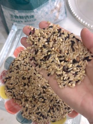 七色糙米,精选多种优质糙米混合,颗粒饱满,色泽自然。蒸煮后香气浓郁,口感丰富有层次,可搭配米饭、粥品或制作创意料理。每一口都带来谷物的自然风味,为餐桌增添色彩与变化,让日常用餐更有乐趣与新鲜感。#七色糙米#粗粮 #五谷杂粮 #好东西一起分享 #好物推荐🔥
