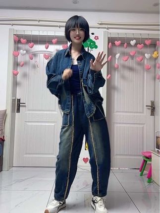 这套女童牛仔套装也太好看了吧!它可是2025年秋季的新款,专为女大童设计的潮流时尚装扮,穿上它简直太洋气了,#气质时尚穿搭 #生女儿就是用来打扮的 #酷酷的装扮