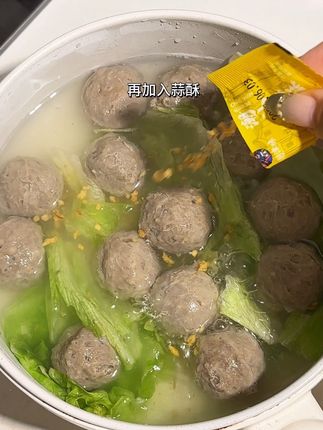 牛肉丸还是得吃潮汕的 清水煮都好好吃!蒜酥和沙茶酱都给配好了#潮汕牛肉丸#牛肉丸#厝边丸姐#厝边丸姐牛肉丸