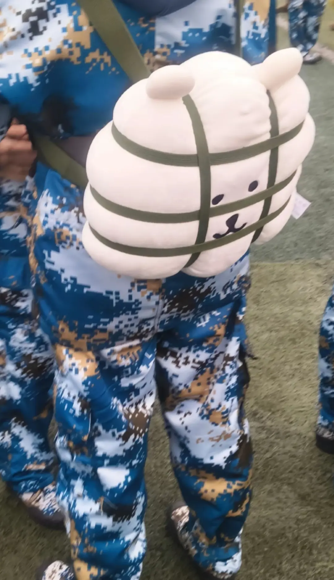 军训拉练之负重整活#军训 #搞笑 #评论区 #玩偶 - 抖音