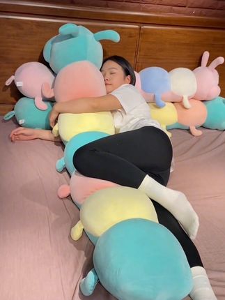 毛毛虫抱枕 长长的软软的,夹腿睡觉或者枕头都超舒服 #抱枕#毛绒玩具 #毛毛虫长条抱枕 #靠枕#可可爱爱