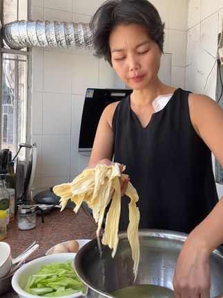 开饭了,干活回来累了,不想吃肉不想炒菜, 就来一锅简单又营养的,而且非常方便! #好好吃饭 #太吃了#优质蛋白 #手工腐竹
