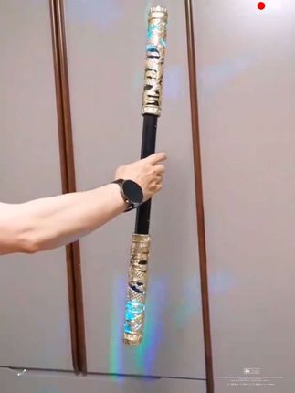 没有小朋友能拒绝这根金箍棒吧,声控、吹气可以自动伸缩,带灯光音效太炫酷了!#儿童玩具#金箍棒 #玩个很新的东西 #儿童金箍棒玩具