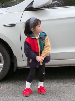 累的时候 就看看自己的孩子 不要觉得自己一事无成 一无所有 她是你付出一切后得到最棒的收获 乱七八糟的生活 总会被孩子缓缓的治愈 如果你的情绪 不能够用语言表达出来 那就多看看自己的孩子 她是你的光 是你的软肋 是你治愈所有负面情绪的良药 #当代宝妈带娃现状 #带娃 #女宝穿搭 #宝妈情感共鸣