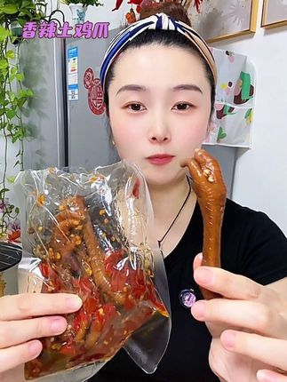 追剧必备的香辣土鸡爪,一只能炫整集电视剧,香香辣辣的贼过瘾,连筋带骨的贼入味,四川冷吃风味,没吃过的一定要尝尝#零食 #美食 #吃货 #太香啦 #深夜放毒