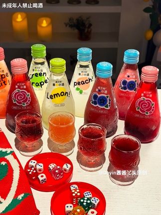 这个七夕你的好朋友收到你送的微醺小甜酒,你真的不敢想象她会有多开心,一次可以喝到浪漫玫瑰酒、爆汁清提酒、鲜甜蜜桃酒、醇香蓝莓酒、酸甜柠檬酒、清爽西柚酒,还送四个蝴蝶杯、和好友聚会的娱乐筛蛊,还有一个精美礼袋,真的太贴心了。而且配料表很干净,打开就是浓郁的花果芬芳弥漫而来,红宝石般璀璨的酒体,甜蜜又浪漫,入口鲜甜爆汁,口感清甜不苦涩真的一口就爱上。5度的微醺,不管是睡前一杯或好朋友聚会来一杯都超合适,马上就是七夕节了,赶快安排起来吧#果酒 #七夕礼物 #女生礼物 #微醺小甜酒#女生喝的酒推荐