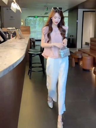 姐妹们快来看看这套超赞的夏日两件套!木耳边短袖衬衫搭配休闲裤,简直太时髦了!衬衫的领口是精致的木耳边设计,甜美又俏皮,休闲裤的版型很宽松,舒适又百搭。#高级感穿搭 #穿搭是为了取悦自己 #气质穿搭