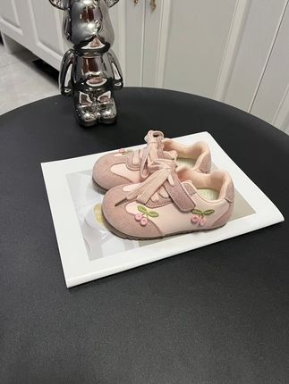 #女童德迅鞋 我的天呐,我闺蜜快气死了,我竟然才花了50多哈就买到了和她在商场买的同款同品质的德训鞋啊!这个价格真的太香了,随便搭配衣服裤子哈都巨洋气的,妥妥的小公主啊!家有女儿的哈,千万别错过!#公主鞋 #女童穿搭 #公主风童鞋 #品质童鞋