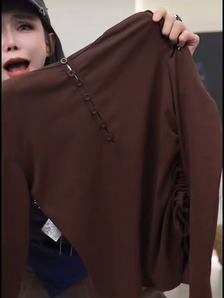#百搭上衣 长袖辣妹不规则秋冬侧边抽绳收腰显瘦V领打底衫绵女装后背镂空T恤#镂空t恤#百搭上衣#秋季新款 #高级感穿搭