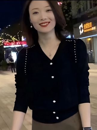 轻奢钉珠V领针织衫女长袖上衣宽松显瘦气质毛衣短款外套春秋新款