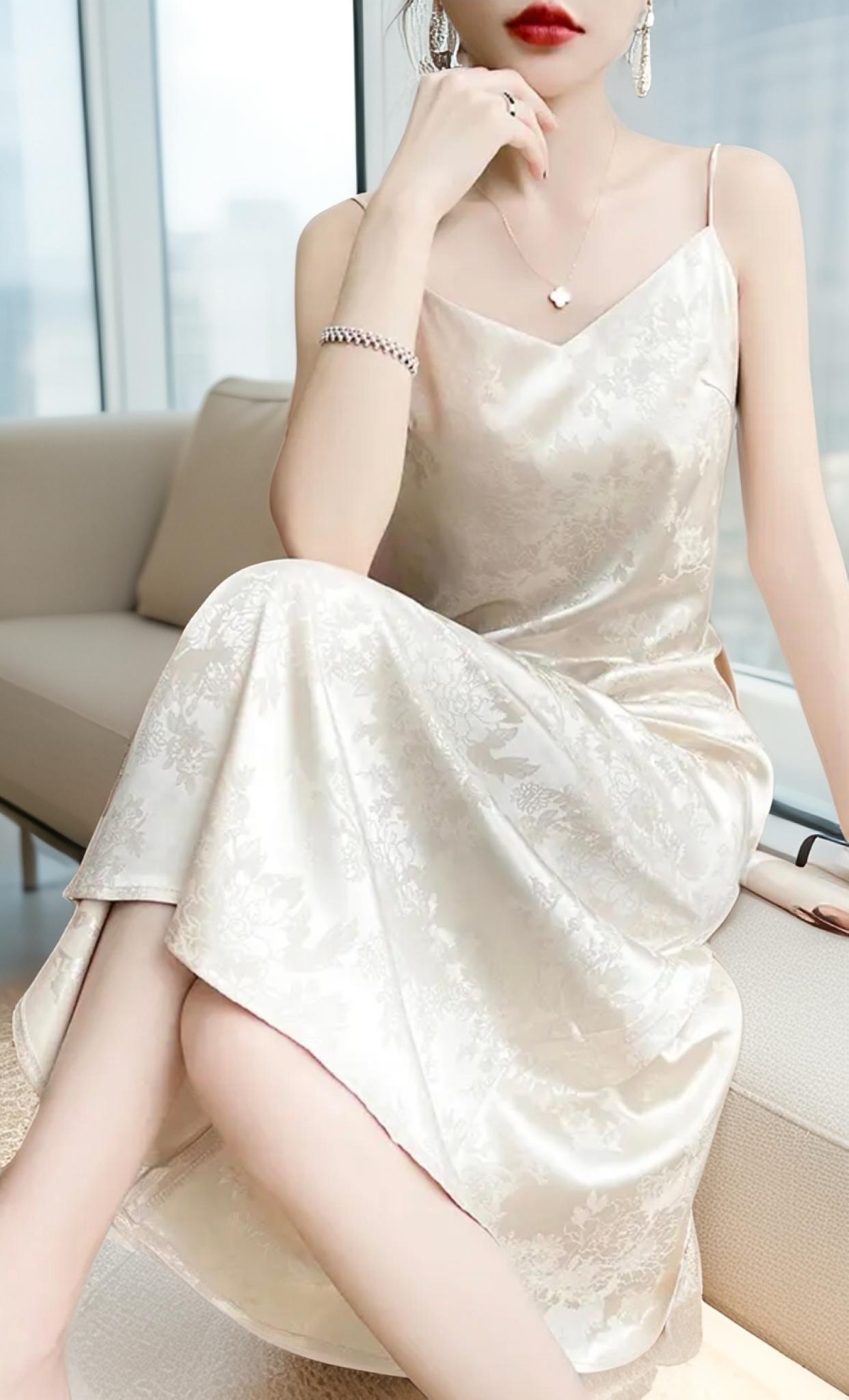 时尚就是如此简单,一条裙子便能诠释一切🤩夏季长款白色提花裙,无袖设计超凉快,中国风与法式感巧妙结合,简约却不简单。提花工艺增添细节感,让你轻松成为时尚弄潮儿,无论怎么搭都好看,时尚达人非你莫属啦。#优雅气质 #穿出高级感 #高级感穿搭 #时尚气质穿搭 #每日分享