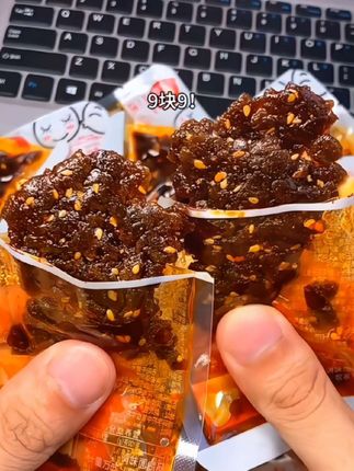 一口一颗迷你素牛肉粒,鲜辣够劲有嚼劲,植物蛋白新滋味,解馋无负担~#零食推荐 #素牛肉粒