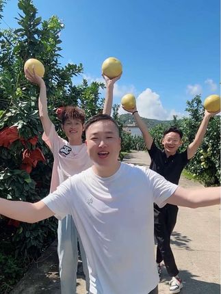 待会再播一会三红柚我们就要出发回安徽了,没有抢到柚子的朋友们记得8:50分来直播间……