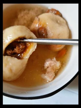 你可以没来过福州,但你一定要试试福州的鱼丸!这鱼丸都是用鲜活的鱼取肉捶打成鱼糜,包裹住新鲜猪肉馅,虎口之间一捏一挤,圆润饱满的鱼丸成型,吃起来鲜嫩爽滑。#福州鱼丸 #鱼丸 #丸子 #妈呀太香了 #地方特色小吃