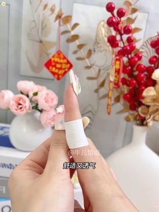 手脚干裂的一定要贴上这个#干裂贴 比胶布要好用,而且还防水防汗不易脱落,使用起来也太方便了!赶紧快试试吧#干裂皲裂 #干裂起皮 #生活必备
