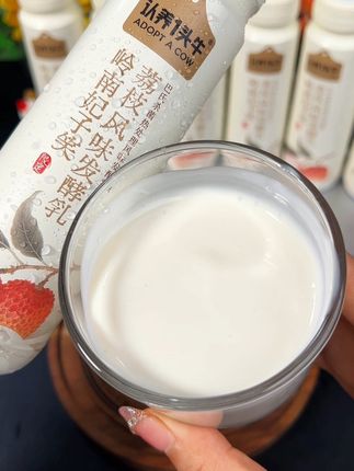 一口惊艳巨好喝 好喝到多离谱啊#认养一头牛荔枝酸奶 新品岭南妃子笑荔枝酸奶 奶香浓郁酸酸甜甜的80%生牛乳含量入口丝滑浓郁超级好喝#酸奶 #牛奶 #仙女都在喝什么 #口感特别好