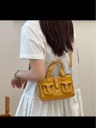 手拎托特包高级百搭机车风单肩斜挎包百搭洋气通勤斜跨包休闲气质#包包推荐 #种草 #奢侈品 #好物分享 #学生党必备